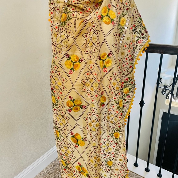 Pulkari Dupatta - Picture 4 of 4